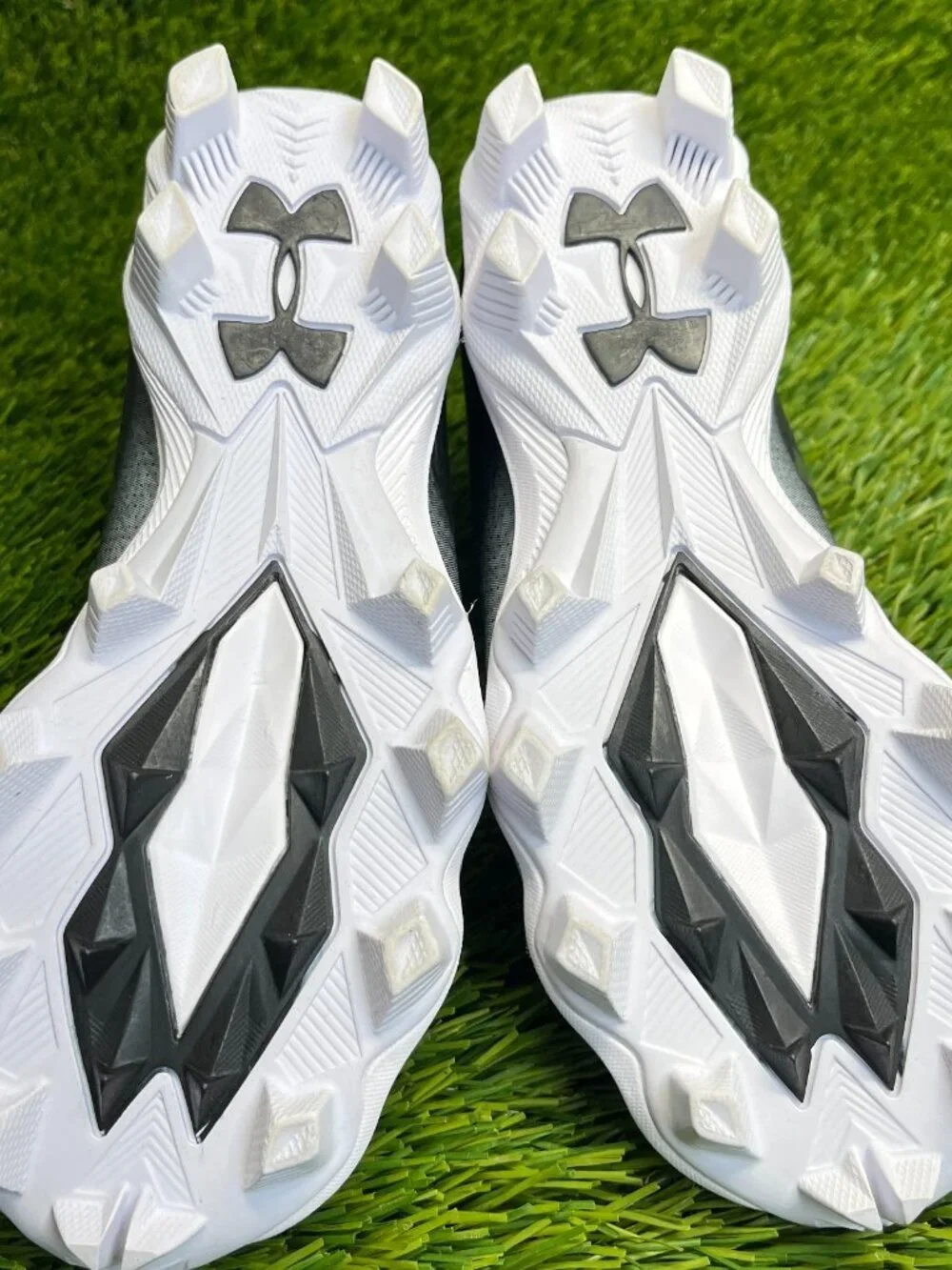 Under Armour Spotlight Franchise 4 RM Boys Size 1.5Y Black White Football Cleats